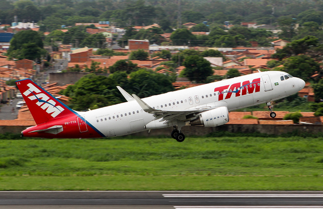 PR-TYR LATAM Airlines Brasil Airbus A320-214(WL) Photo by Alexandro Dias, ID 1263810