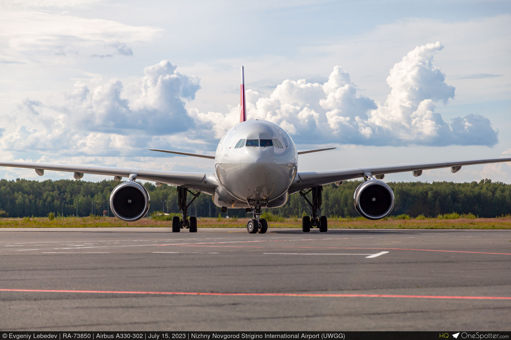 Free Planes At The Airport Photo — High Res Pictures