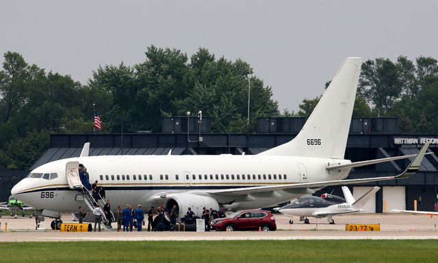 166696 - United States Navy Boeing C-40A Clipper (737-7AFC(WL