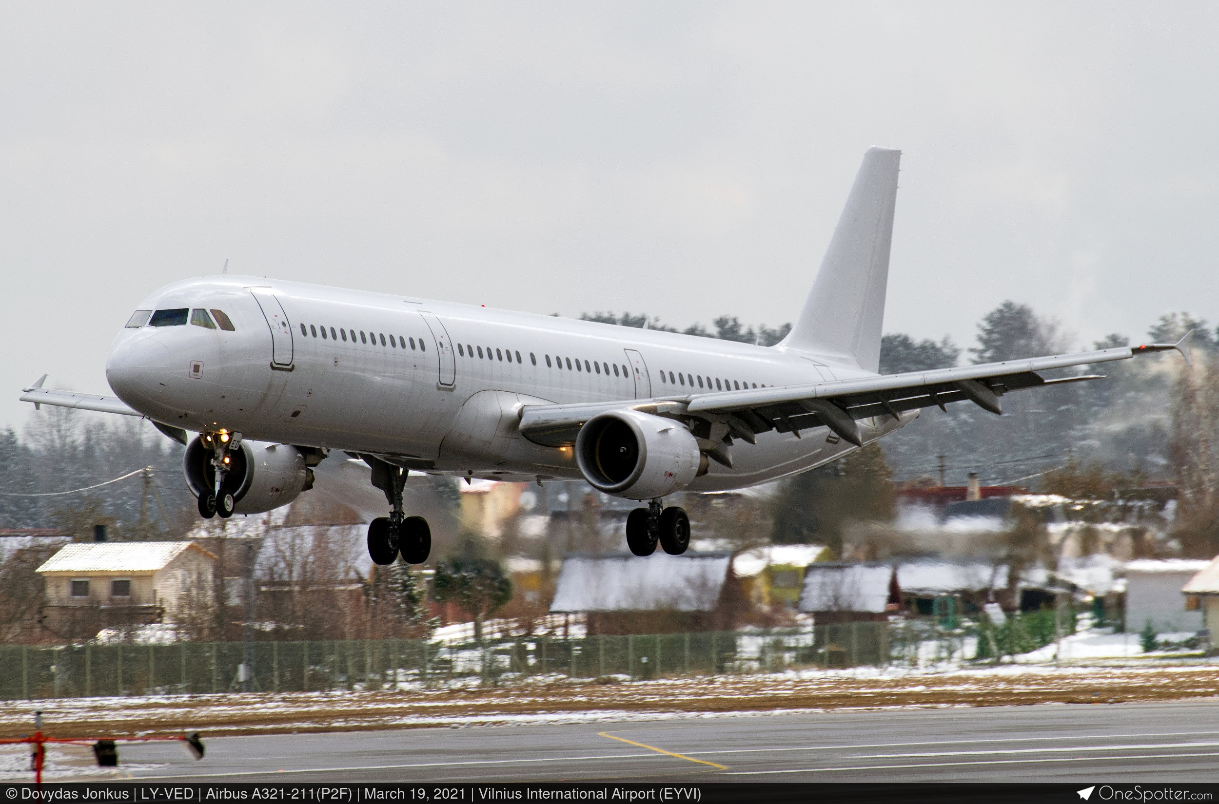 VT-IKX - IndiGo Airbus A321-211(P2F), MSN 3334 | OneSpotter.com