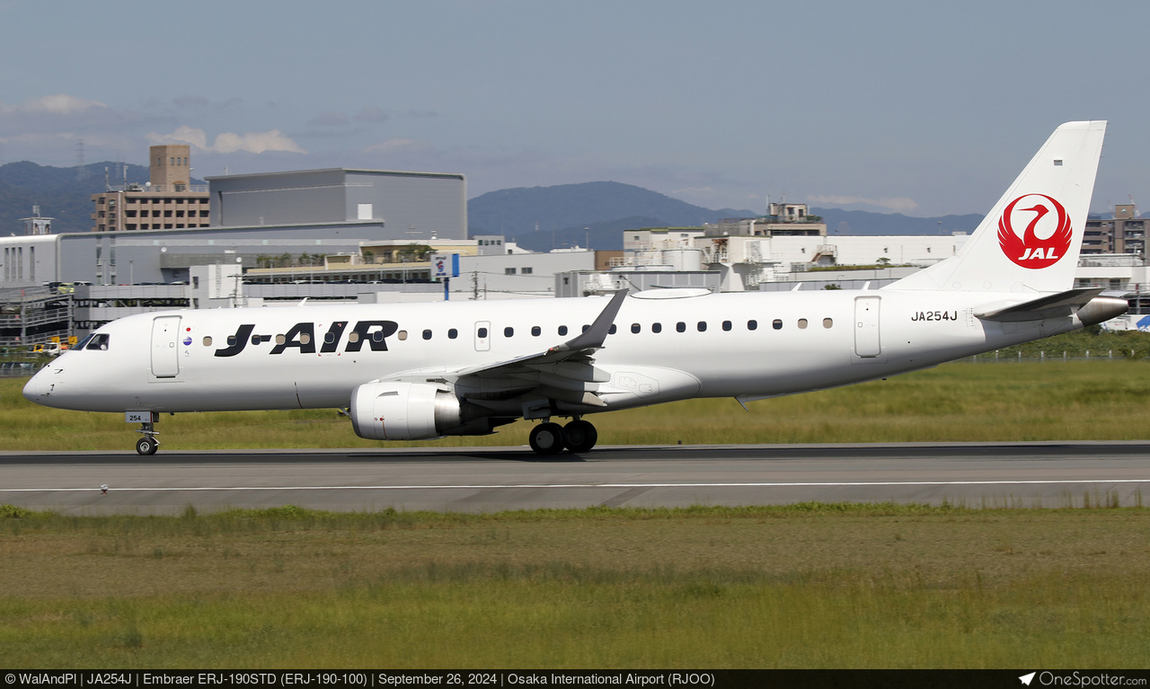 JA252J J-Air Embraer ERJ-190STD (ERJ-190-100)