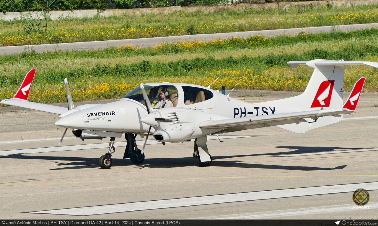 PH-TSY - Sevenair Academy Diamond DA 42, MSN 42.AC081 | OneSpotter.com