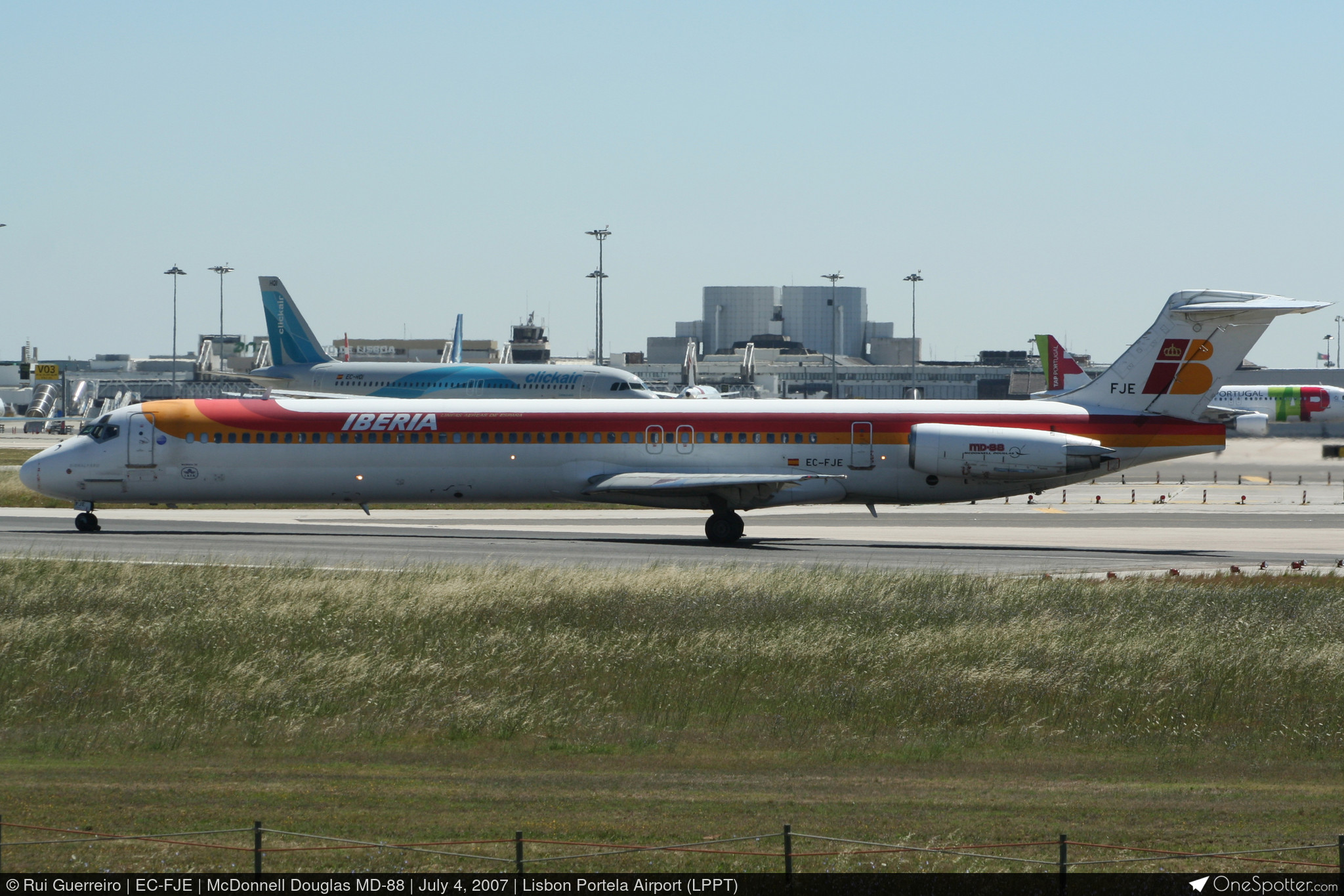 EC-FJE Iberia McDonnell Douglas MD-88, MSN 53197 | OneSpotter.com