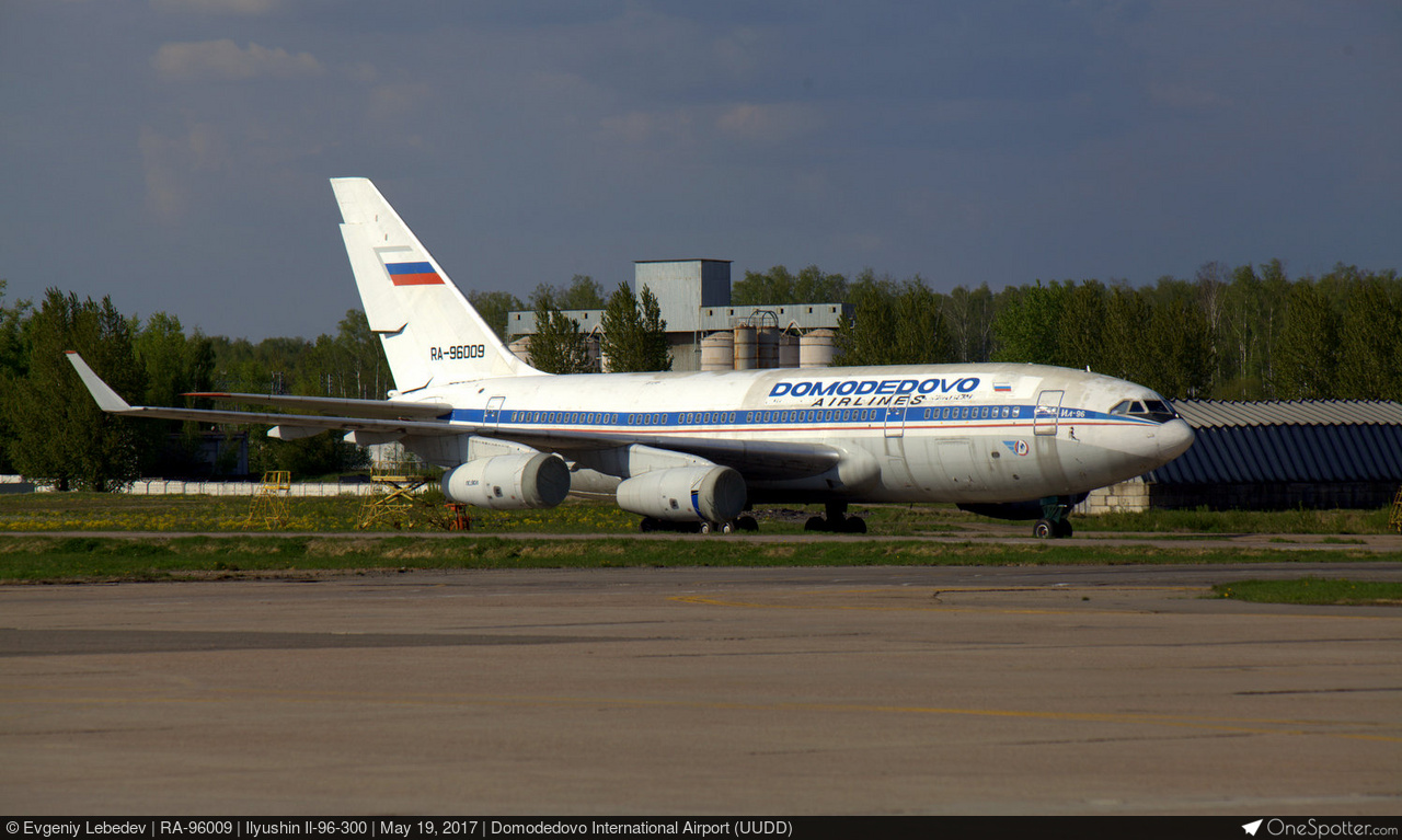 Avion Miniature Herpa 1/200 Ilyushin IL-18 Domodedovo Airlines RA-74267 - Neuf