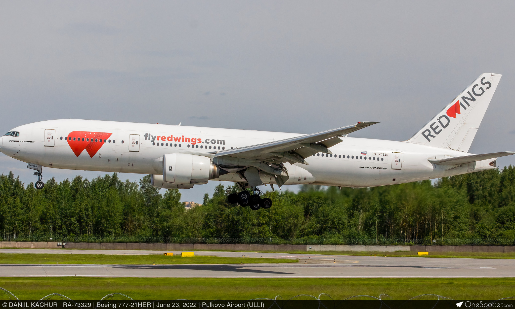 RA-73329 Red Wings Boeing 777-21HER, MSN 27250 | OneSpotter.com