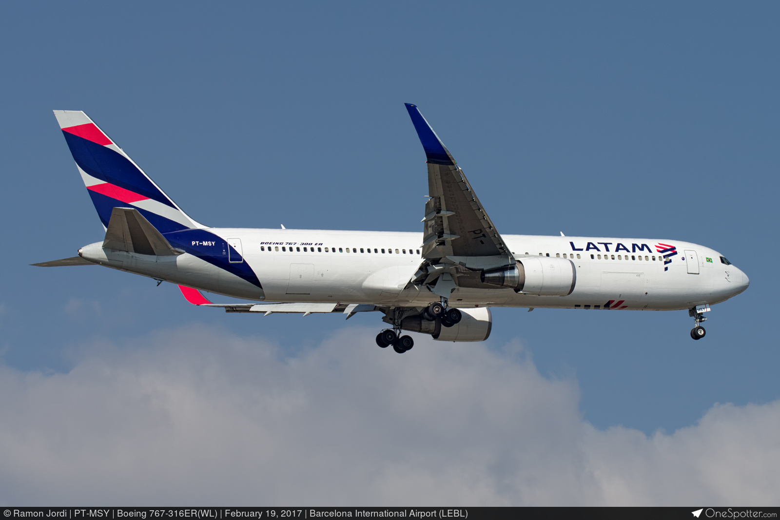 File:LATAM Brasil, PT-MOD, Boeing 767-316 ER (39427142214).jpg