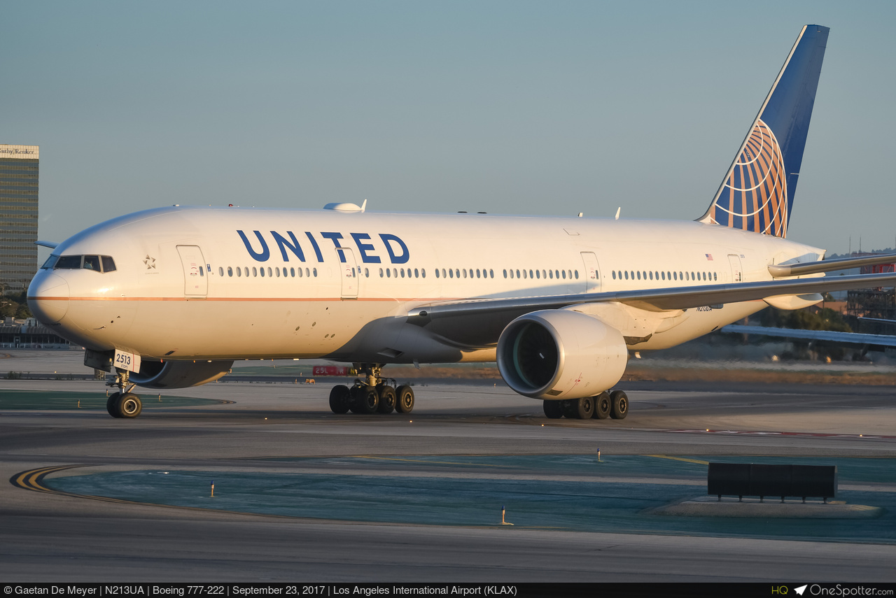 N213UA United Airlines Boeing 777-222, MSN 30219 | OneSpotter.com