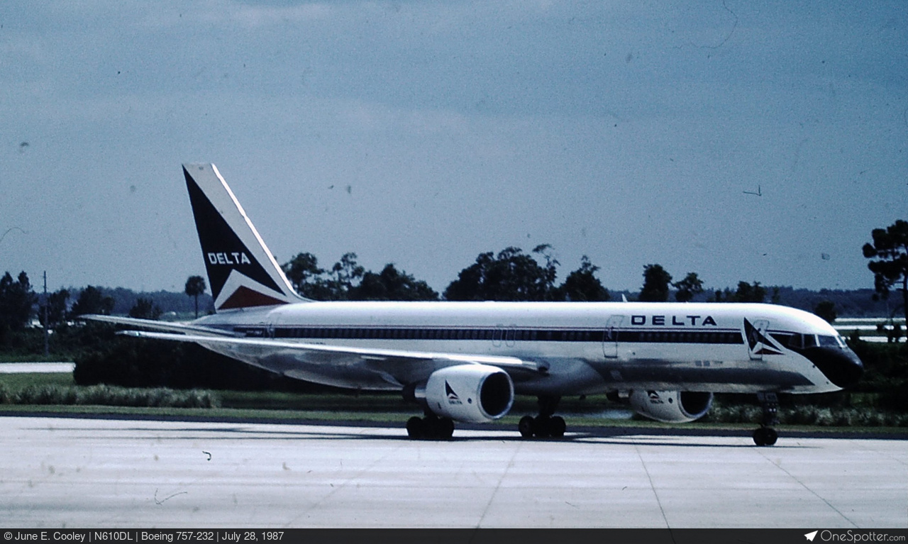 N610DL Delta Air Lines Boeing 757-232, MSN 22817 | OneSpotter.com