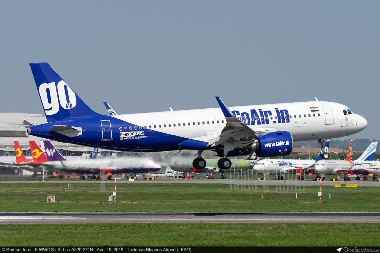 TAM航空 Aviationtag A320 2等分コンビ色 TAM航空 Aviationtag A320 2等分コンビ色 - メルカリ