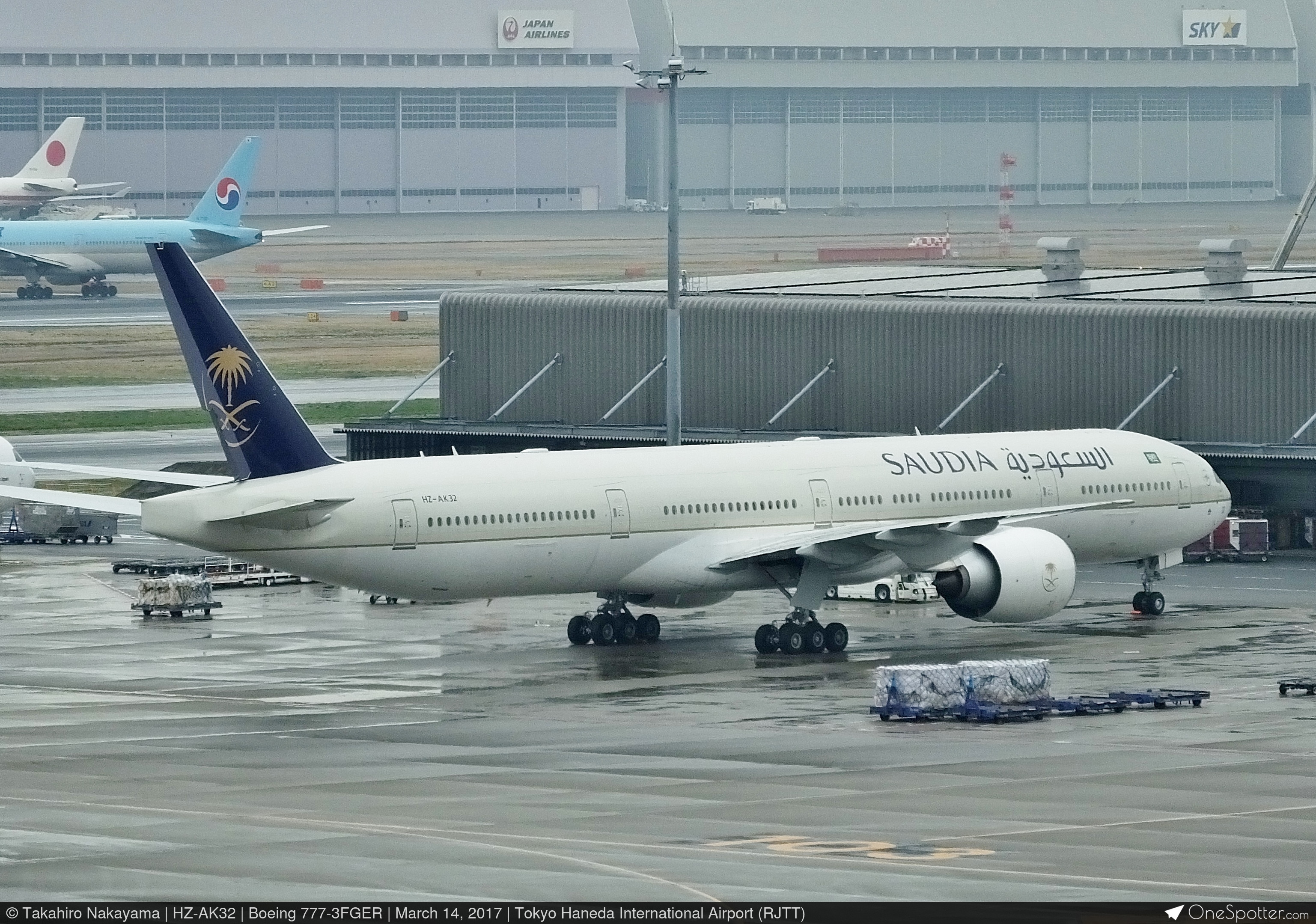 hatoya HZ-AK32 - Boeing 777-3FGER, Saudi Arabian Airlines | OneSpotter.com