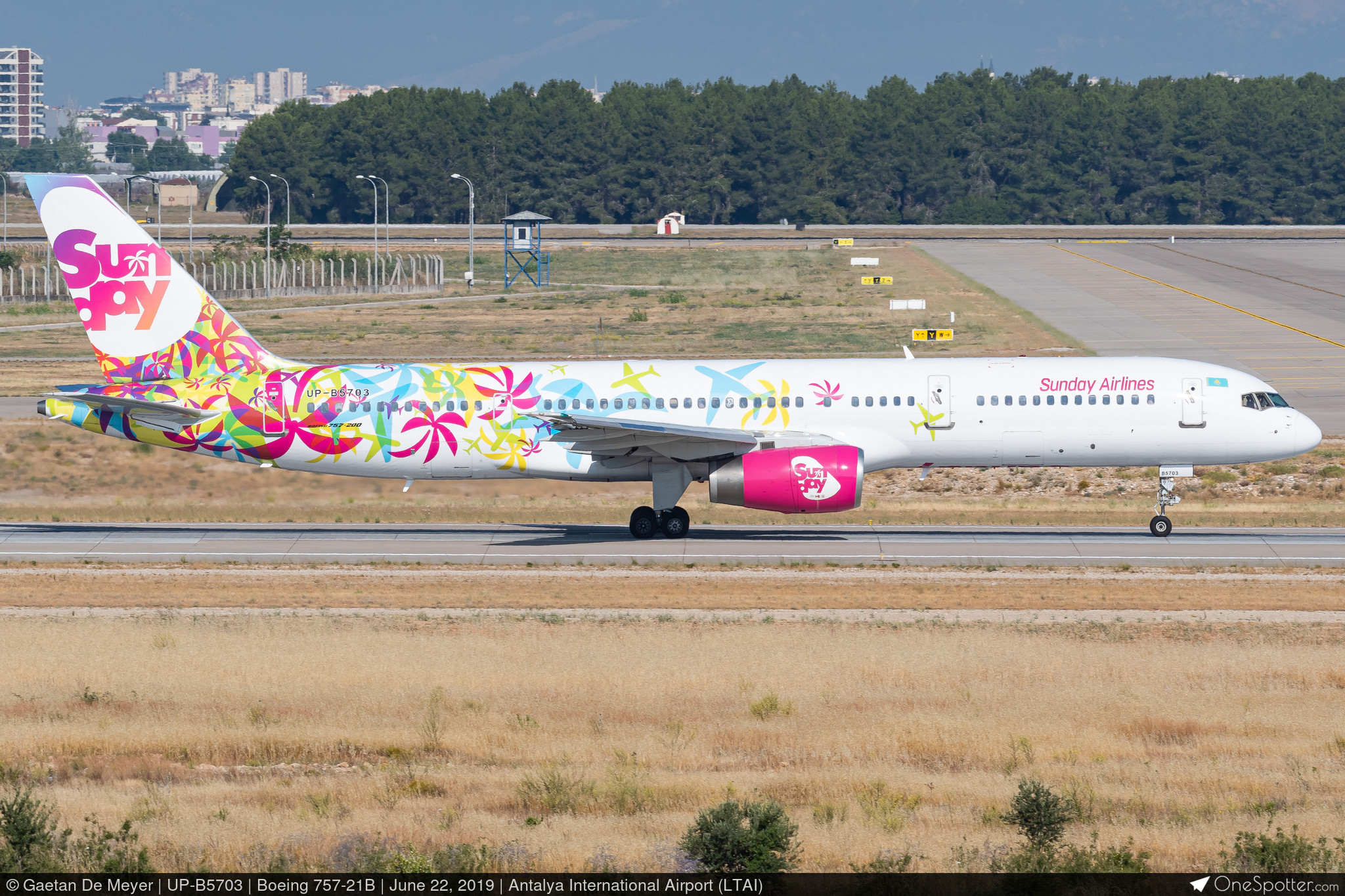 UP-B5703 - Sunday Airlines Boeing 757-21B, MSN 25259 | OneSpotter.com