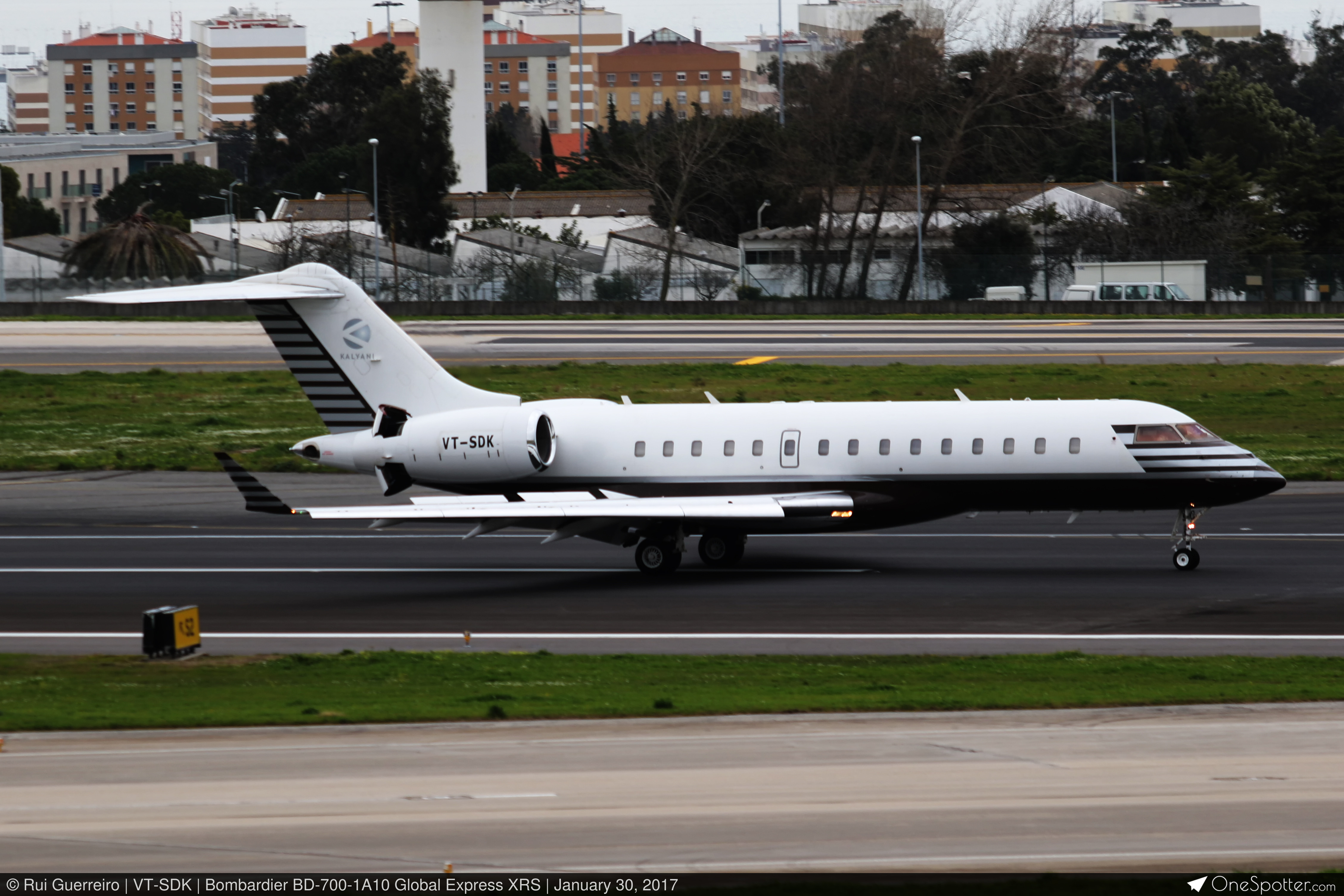 新潟空港】遠東航空 マクドネル・ダグラス MD-80 (MD-83) 離陸