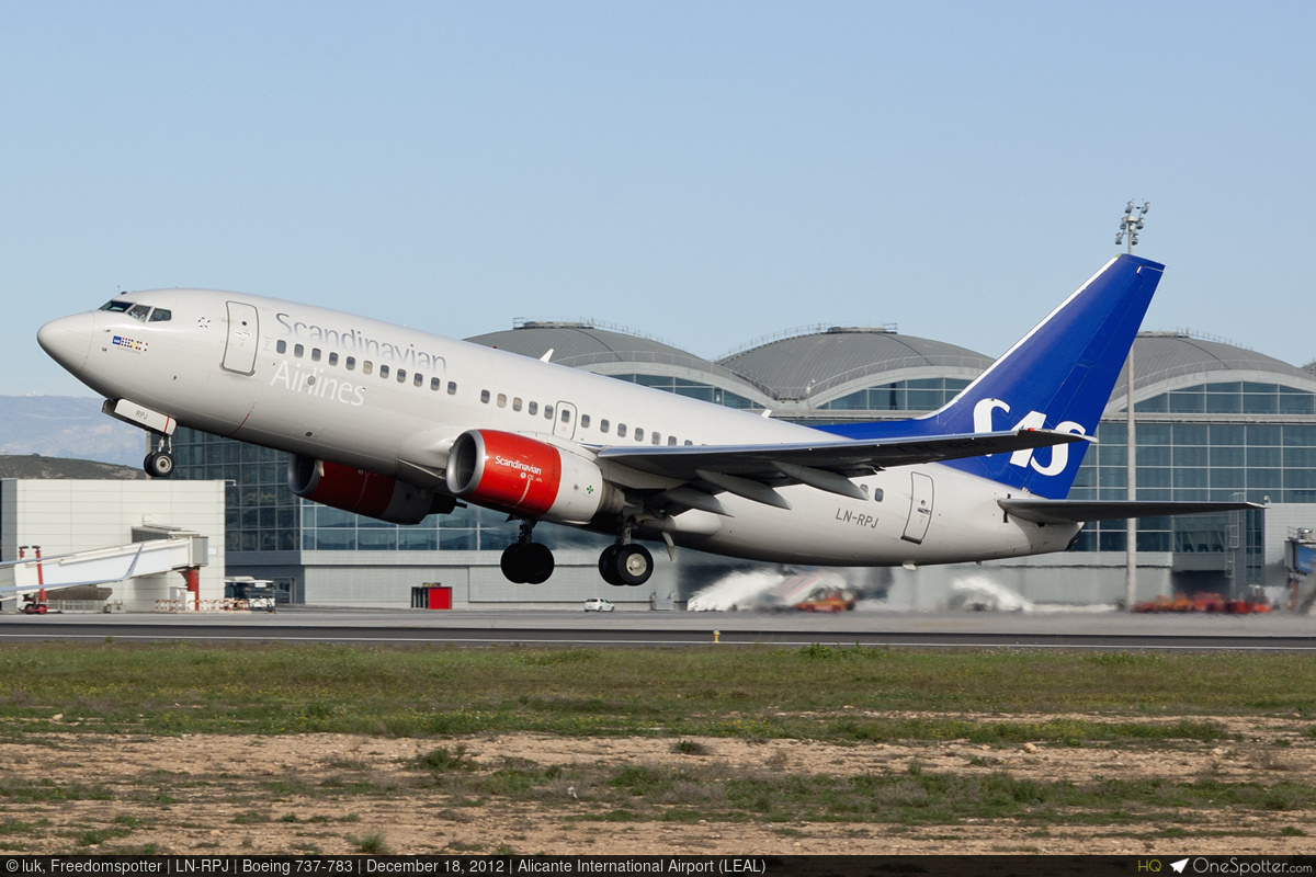 ファイル:Amazon Prime Air (Sun Country Airlines) Boeing 737