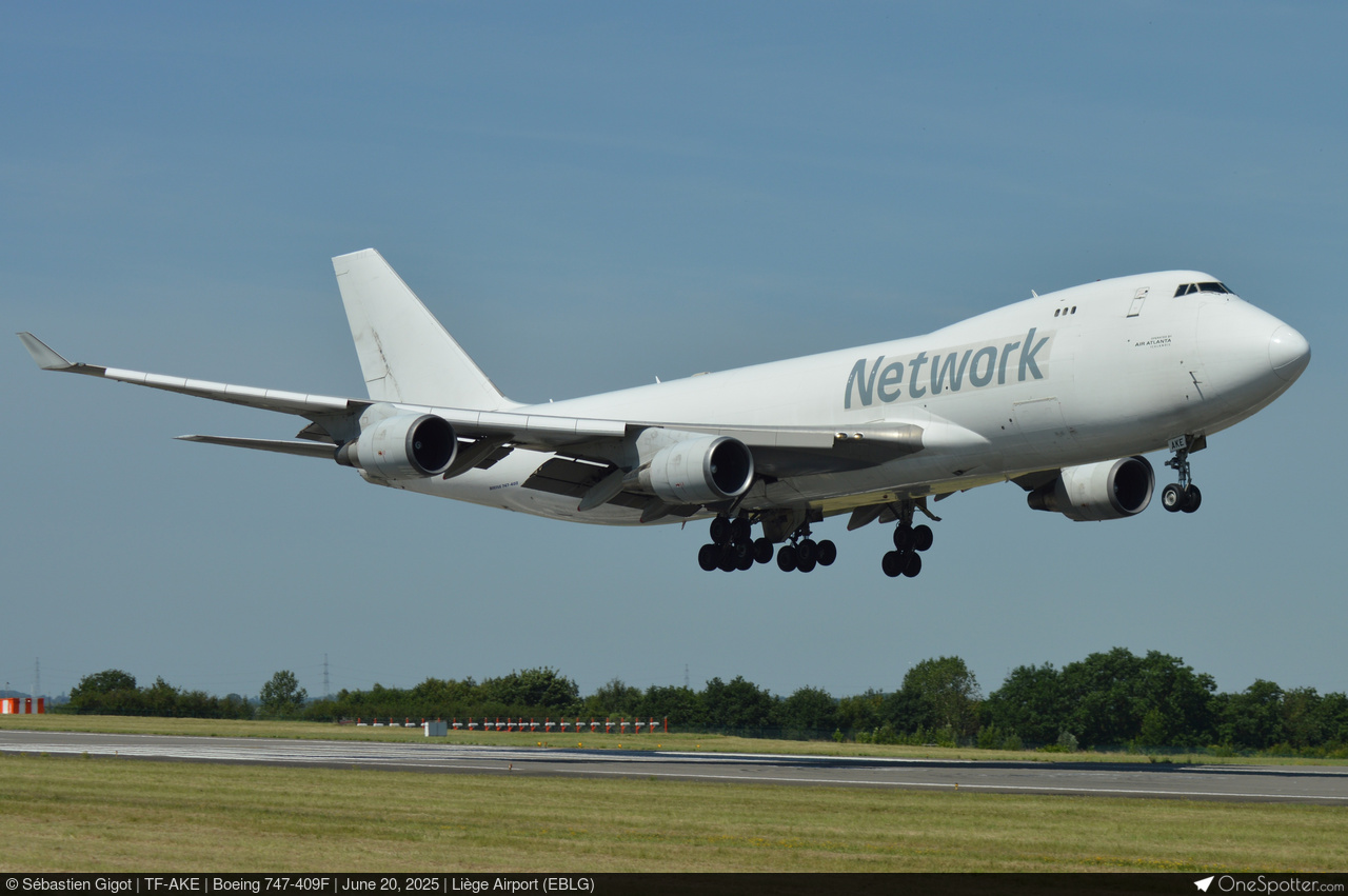 TF-AKE - Boeing 747-409F, Air Atlanta Icelandic | OneSpotter.com