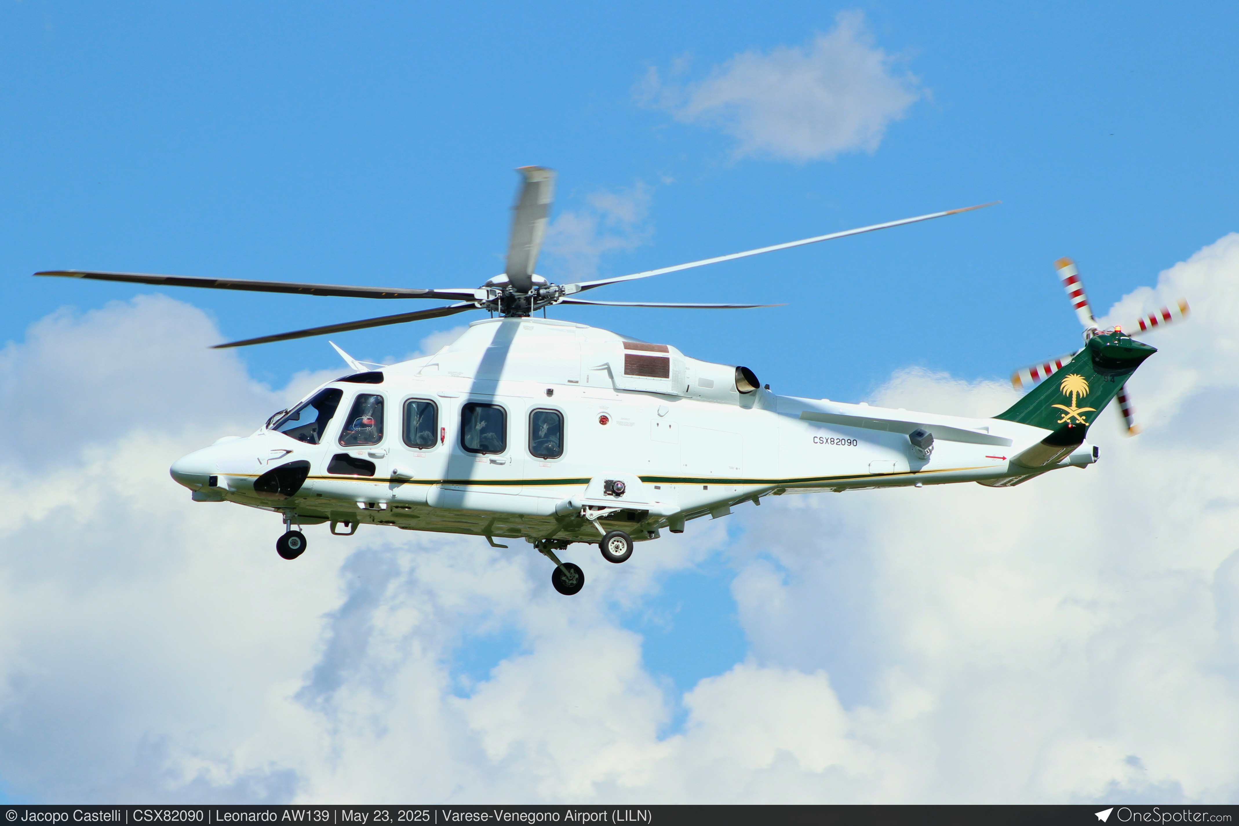 出航 CSX82090 - Leonardo AW139, Saudi Arabian Airlines | OneSpotter.com