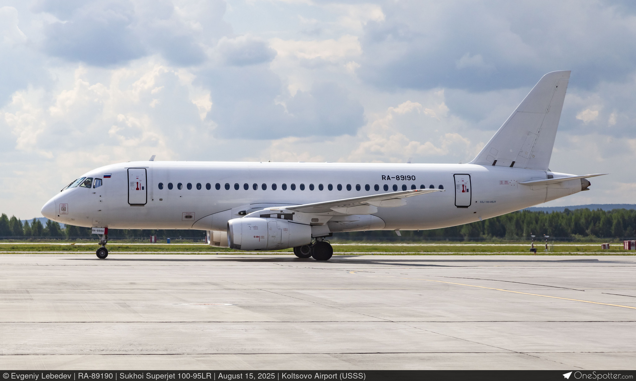 RA-89190 - Sukhoi Superjet 100-95LR, Red Wings | OneSpotter.com