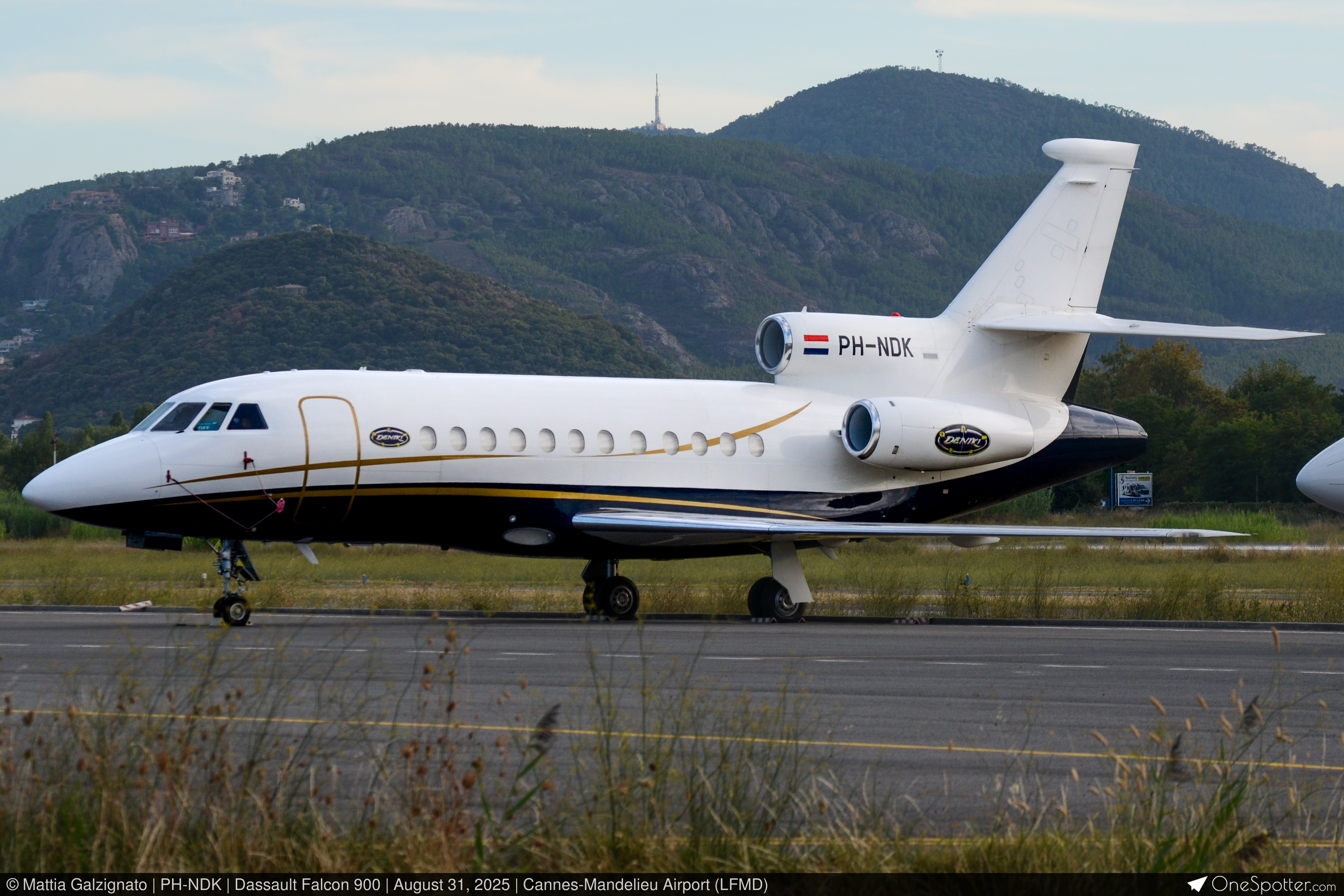 バクフーン PH-NDK - Solid-Air B.V. Dassault Falcon 900, MSN 175 | OneSpotter.com