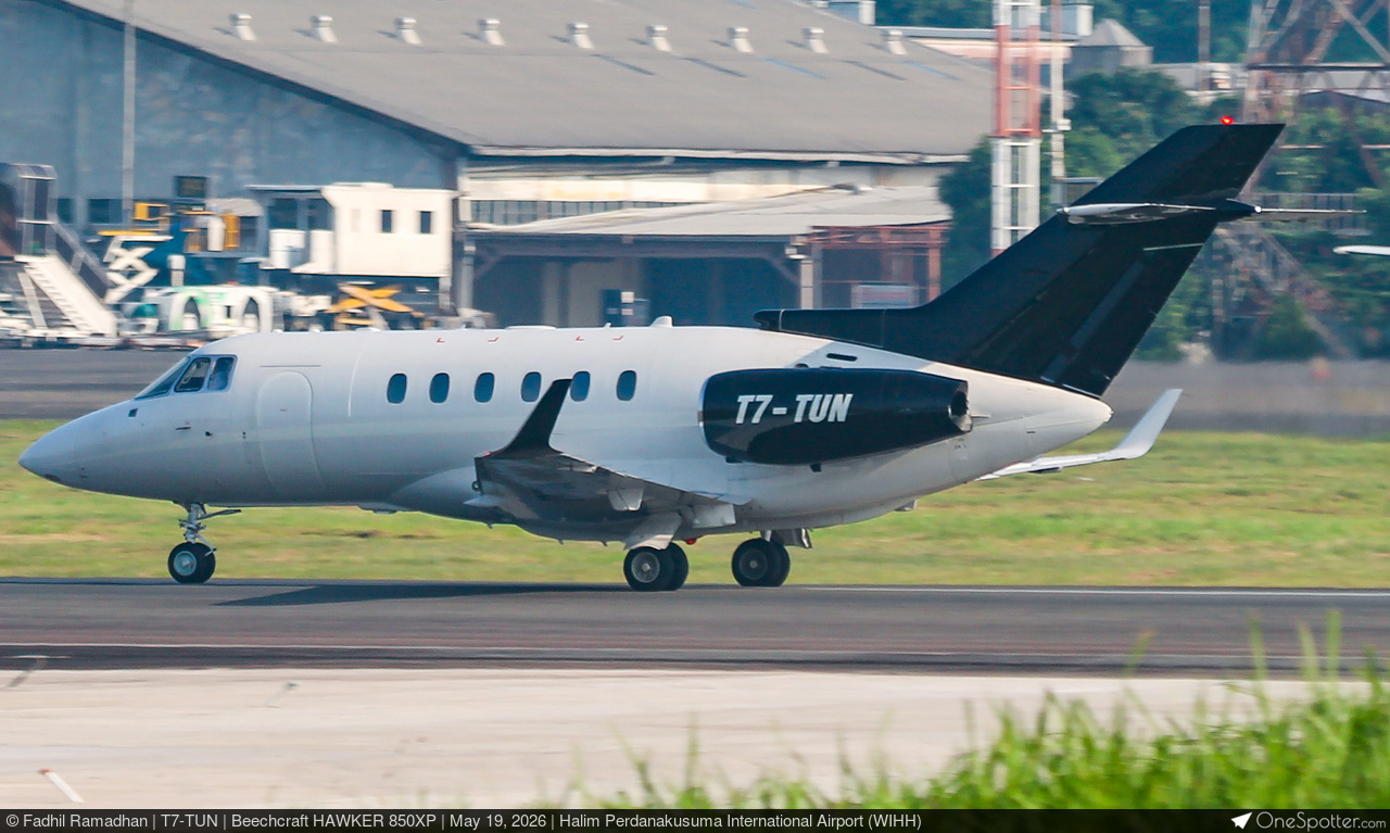 トップス tonntonn T7-TUN - Aegle Aviation Beechcraft HAWKER 850XP, MSN 258915