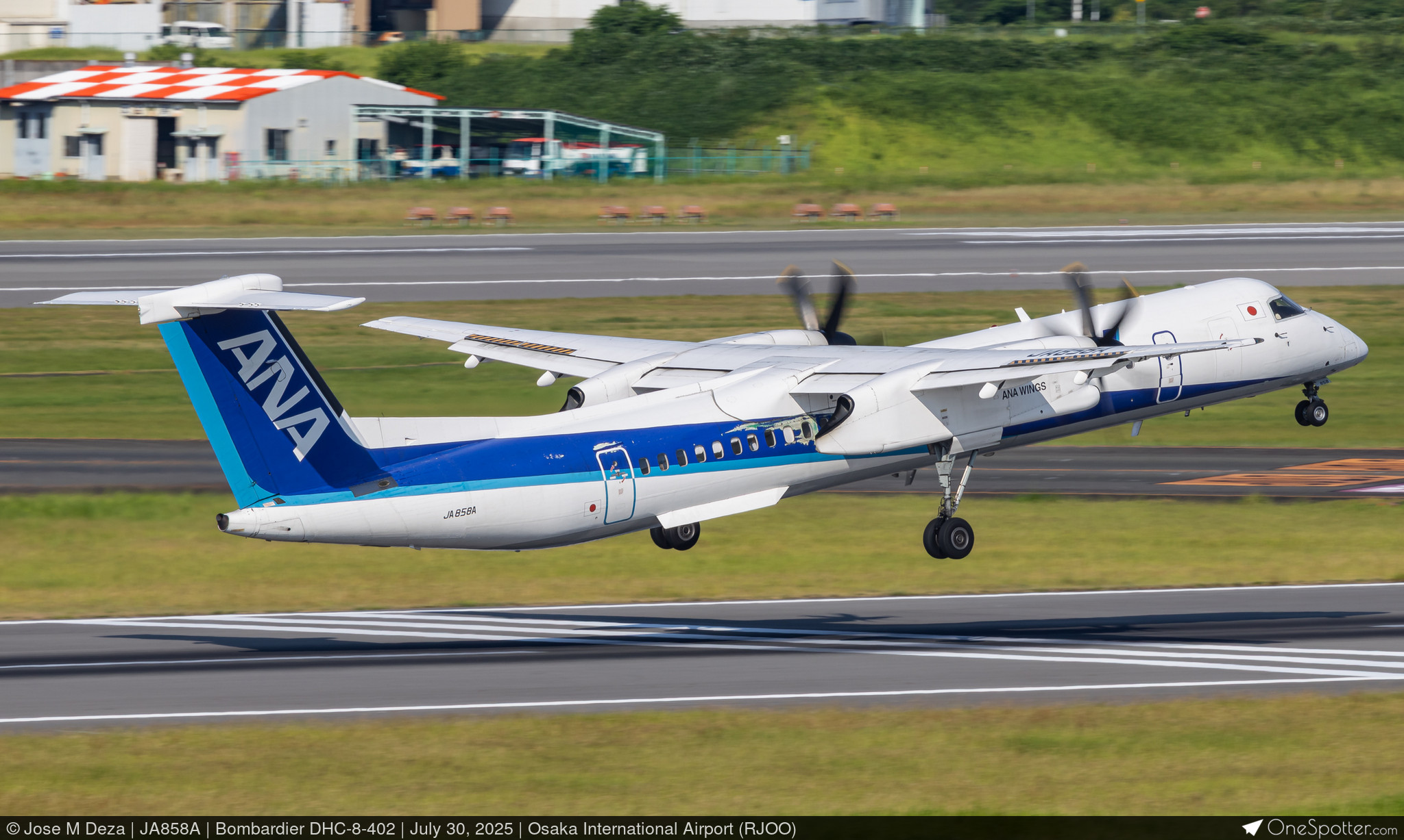JA858A - Bombardier DHC-8-402, ANA Wings | OneSpotter.com